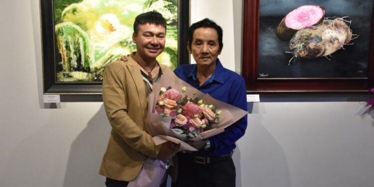 Đoàn Việt Tiến- Họa sĩ vẽ ngược kính bằng tay tổ chức triển lãm tranh