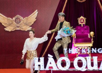 Lý Nhã Kỳ hack tuổi với váy ngắn trẻ trung 