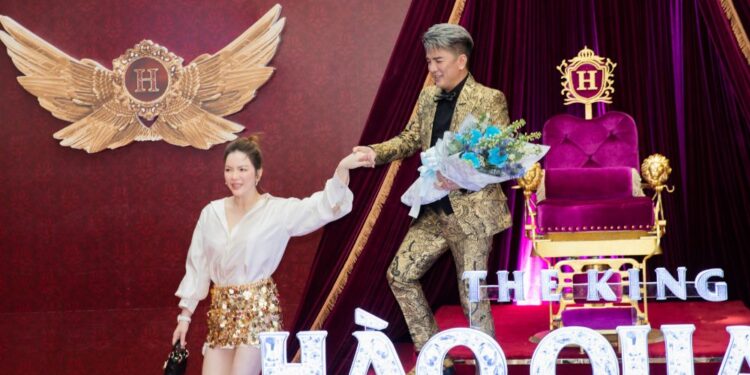 Lý Nhã Kỳ hack tuổi với váy ngắn trẻ trung 