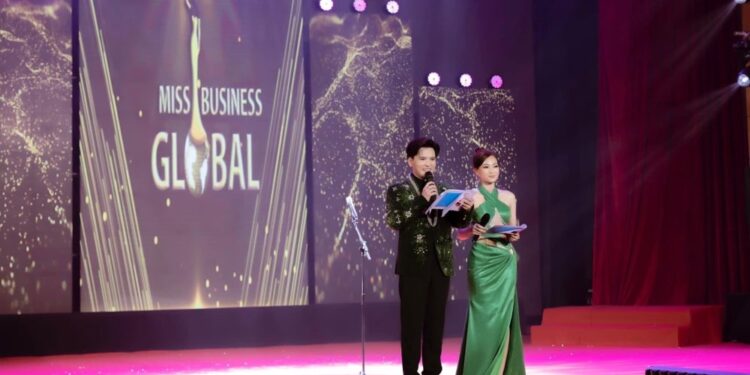 MC Phạm Trường Giang thể hiện đẳng cấp ngoại ngữ khi dẫn chương trình Truyền hình trực tiếp