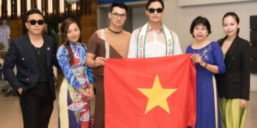 Huỳnh Võ Hoàng Sơn mặc đồ giản dị, lặng lẽ lên đường thi Nam vương Du lịch Hoàn vũ 2023