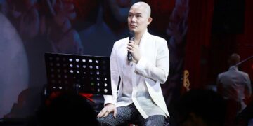 Nathan Lee ngập tràn trong hoa và quà tặng từ fan trong đêm nhạc trở lại