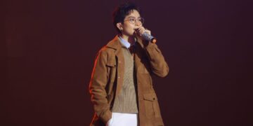 Gil Lê xúc động trên sân khấu khi mang ca khúc về gia đình lên sân khấu The Heroes