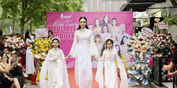 Cùng hoa hậu Hương Giang, Đinh Vũ Bảo Anh gây ấn tượng trên sàn diễn khai trương Học viện MLQ-Talent Academy