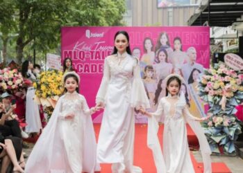 Mẫu nhí Nguyễn Minh Hà lộng lẫy làm Vedette, sánh bước cùng Hoa hậu Hương Giang