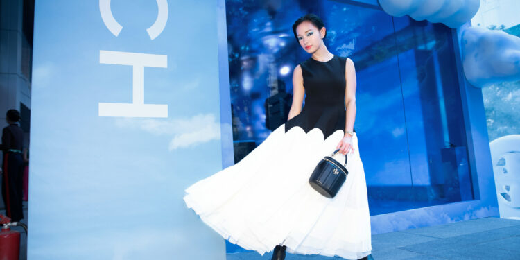Châu Bùi hội ngộ bạn bè quốc tế tại sự kiện Tory Burch ở Singapore