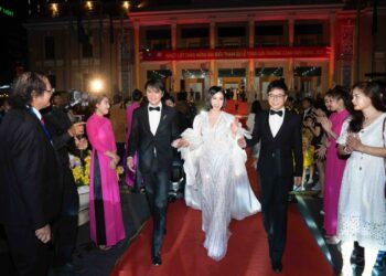 HÀ PHƯƠNG BAY HÀNG NGÀN CÂY SỐ CHỈ ĐỂ VỀ VIỆT NAM THAM GIA ‘CHIẾN THẮNG CÙNG CON’