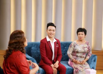 Ca sĩ Hồ Khắc Tùng bật khóc nức nở khi ngắm bàn tay mẹ sau hơn 20 năm đồng hành