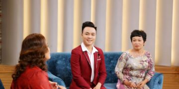 Ca sĩ Hồ Khắc Tùng bật khóc nức nở khi ngắm bàn tay mẹ sau hơn 20 năm đồng hành