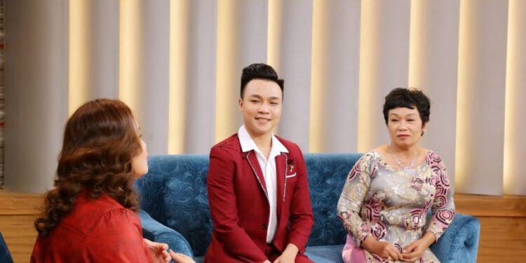 Ca sĩ Hồ Khắc Tùng bật khóc nức nở khi ngắm bàn tay mẹ sau hơn 20 năm đồng hành