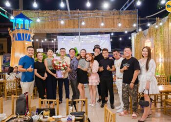 Hàng trăm thực khách và nghệ sỹ xuất hiện tại sự kiện khai trương nhà hàng Khói Sài Gòn