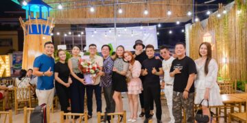 Hàng trăm thực khách và nghệ sỹ xuất hiện tại sự kiện khai trương nhà hàng Khói Sài Gòn