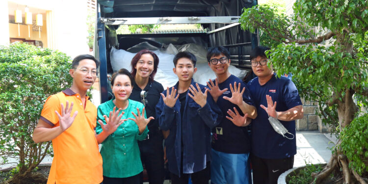 NHÂN 10 NĂM NGÀY GIỖ MẸ, VIỆT HƯƠNG LÀM MỘT VIỆC KHIẾN NHIỀU NGƯỜI XÚC ĐỘNG 