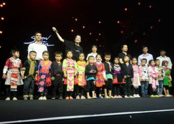 Lynk Lee và con gái của JustaTee thay nhau catwalk khiến khán giả hú hét tại “Show của Đen”