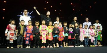 Lynk Lee và con gái của JustaTee thay nhau catwalk khiến khán giả hú hét tại “Show của Đen”