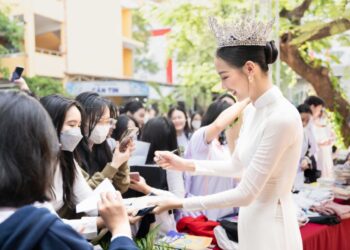 HOA HẬU BẢO NGỌC DIỆN ÁO DÀI TRẮNG VỀ TRƯỜNG CẤP 3  TRUYỀN CẢM HỨNG SỐNG XANH