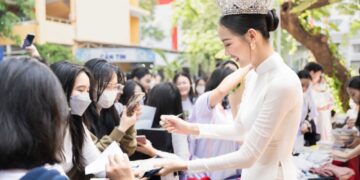 HOA HẬU BẢO NGỌC DIỆN ÁO DÀI TRẮNG VỀ TRƯỜNG CẤP 3  TRUYỀN CẢM HỨNG SỐNG XANH