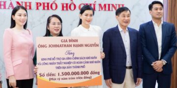 TP.HCM trao quà cho công nhân mất việc từ tiền hỗ trợ của gia đình ông Johnathan Hạnh Nguyễn