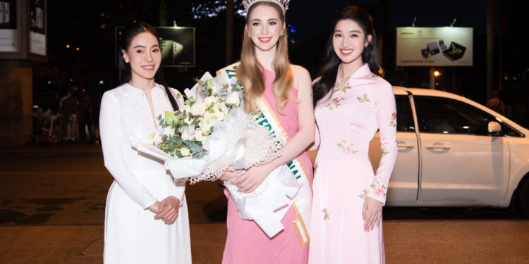 PHƯƠNG NHI ĐỌ SẮC CÙNG MISS INTERNATIONAL 2022 TẠI SÂN BAY