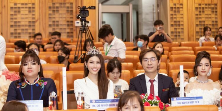 Á hậu 1 Miss Grand Chế Nguyễn Quỳnh Châu đọ sắc bên Miss World 2022 Mai Phương