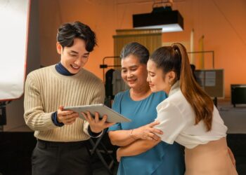 Xúc động với những “chạm nhẹ giản đơn” trong MV mới của Trúc Nhân