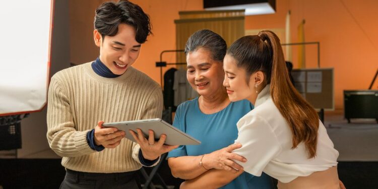 Xúc động với những “chạm nhẹ giản đơn” trong MV mới của Trúc Nhân