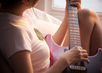 Bảo Anh diễn xuất nhập tâm, thể hiện thay đổi qua những độ tuổi ‘20 25 30’ trong MV mới