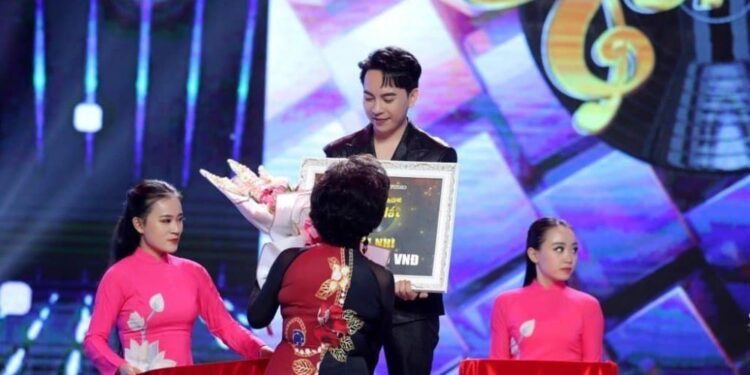 Nam ca sĩ Viết Thu – Á quân Hãy Nghe Tôi Hát: từng được danh ca Giao Linh nhận xét “có đầy đủ tố chất để trở thành ngôi sao”