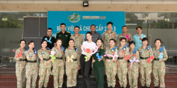 Hoa hậu Bảo Ngọc dẫn 10 nữ chiến sĩ Mũ Nồi Xanh đo áo dài, tặng bộ kit sức khoẻ trước ngày lên đường làm nhiệm vụ tại Nam Sudan