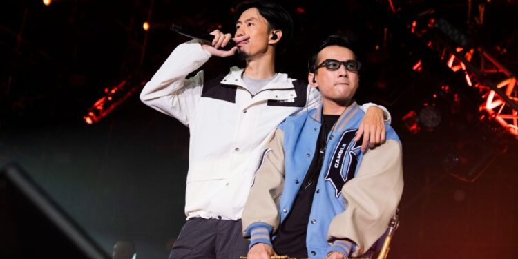 Nhìn lại “Show của Đen” Hà Nội: Đêm nhạc hoành tráng với số lượng nhạc cụ và người tham gia “khủng”