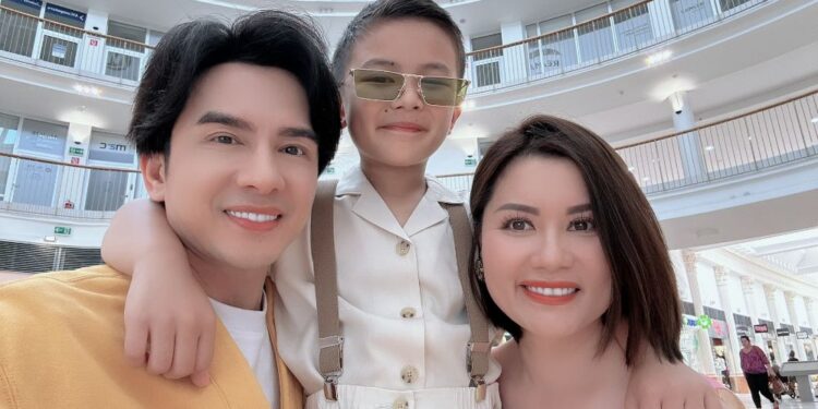 Màn hát live Tình đơn phương của Đan Trường và con trai gây sốt mạng xã hội