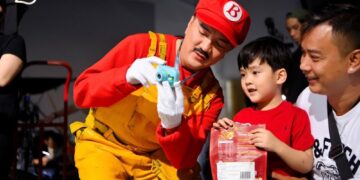 Đàm Vĩnh Hưng đưa con trai tới ủng hộ ba nuôi Dương Triệu Vũ