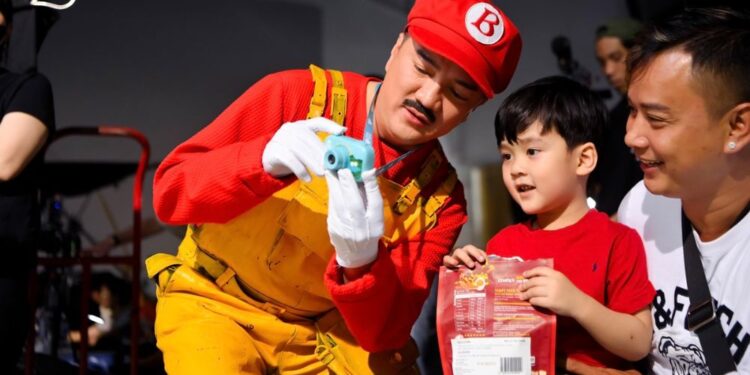 Đàm Vĩnh Hưng đưa con trai tới ủng hộ ba nuôi Dương Triệu Vũ