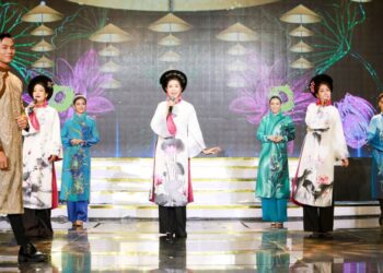 Cẩm Vân, Khắc Triệu và 150 Tình nguyện viên Nghệ sỹ diện Áo dài Việt Hùng đắm say trong đêm Nghệ thuật “Vì nụ cười trẻ thơ”   