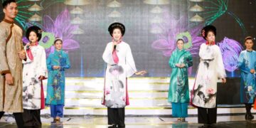 Cẩm Vân, Khắc Triệu và 150 Tình nguyện viên Nghệ sỹ diện Áo dài Việt Hùng đắm say trong đêm Nghệ thuật “Vì nụ cười trẻ thơ”   