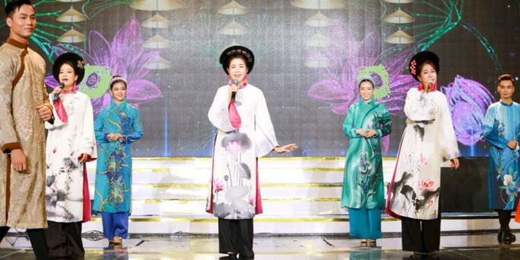 Cẩm Vân, Khắc Triệu và 150 Tình nguyện viên Nghệ sỹ diện Áo dài Việt Hùng đắm say trong đêm Nghệ thuật “Vì nụ cười trẻ thơ”