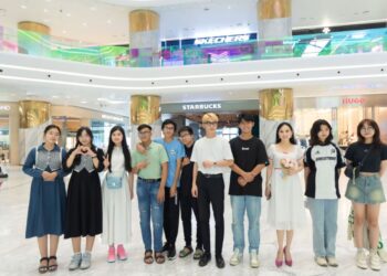 Con gái Hà Phương trổ tài viết chữ thư pháp cùng các bạn trẻ mồ côi