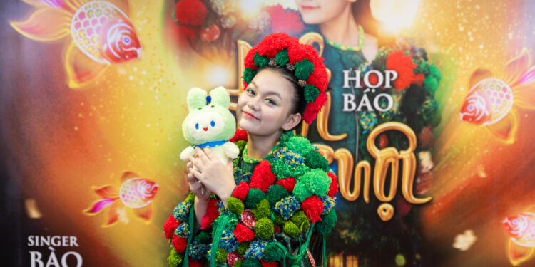 MC Hoàng Rapper vui nhộn và hài hước trong buổi ra mắt MV của ca sĩ nhí Bào Ngư.