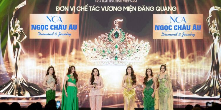 Hoa hậu Thanh Nga thần thái cuốn hút, thăng hạng phong cách trong loạt sự kiện