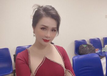 Nữ nghệ sĩ nổi danh “vĩ cầm biết hát” gây thổn thức khi trình diễn Quốc Ca bằng violin