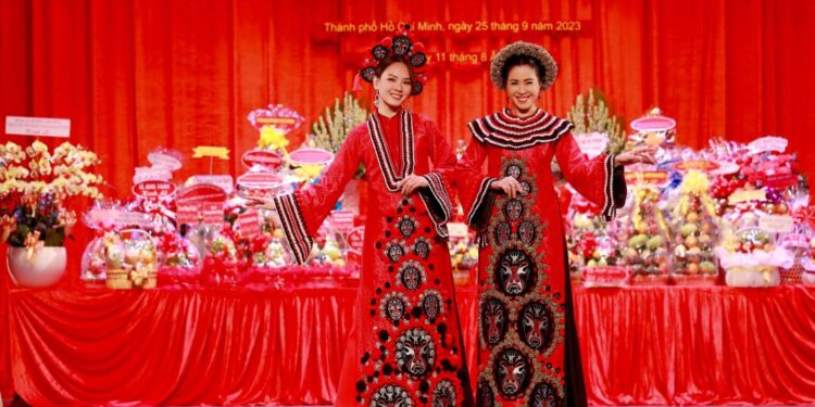 NS Trịnh Kim Chi, MC Quỳnh Hoa, Tuyết Thu, Hạnh Thúy thăng hoa trong “Cội nguồn Sân khấu” của NTK Việt Hùng