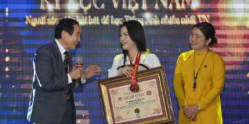 Nghệ sĩ Trúc Thy được trao Bằng Kỷ lục gia Người sáng tác bài hát để dạy và học Tiếng Anh nhiều nhất Việt Nam   