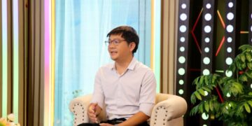 Hát rong gây quỹ giúp người khuyết tật, kỷ lục gia thiện nguyện suýt bị đánh