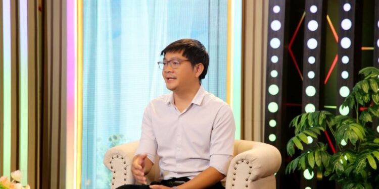 Hát rong gây quỹ giúp người khuyết tật, kỷ lục gia thiện nguyện suýt bị đánh