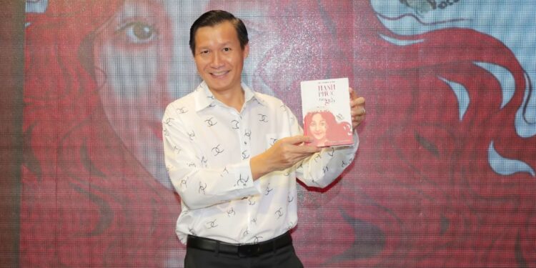 Đạo diễn Vũ Thành Vinh bật mí lai lịch của người con gái trên bìa sách “Hạnh Phúc Từng Giây”