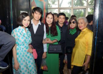 HÀ PHƯƠNG VỀ VIỆT NAM CÚNG TỔ NGHỀ SÂN KHẤU CÙNG CA SĨ TRẦN SANG VÀ DIỄN VIÊN THÁI SAN