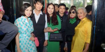 HÀ PHƯƠNG VỀ VIỆT NAM CÚNG TỔ NGHỀ SÂN KHẤU CÙNG CA SĨ TRẦN SANG VÀ DIỄN VIÊN THÁI SAN