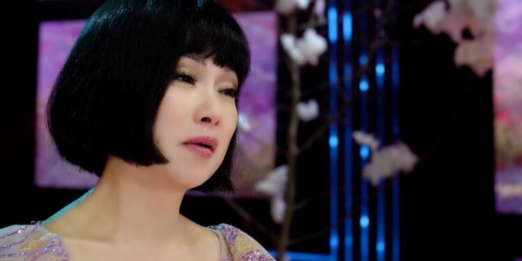 ‘CA SĨ TỈ PHÚ’ HÀ PHƯƠNG KHÓC NỨC NỞ, BỊ TRẦN SANG PHỤ BẠC, CHUYỆN GÌ ĐANG XẢY RA?