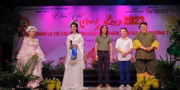 VIỆT HƯƠNG TẶNG BÁNH VÀ LỒNG ĐÈN CHO 600 EM NHỎ CÓ HOÀN CẢNH KHÓ KHĂN