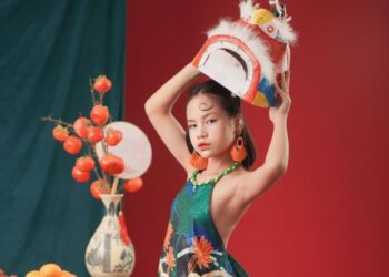 Hoa hậu nhí Phùng Hiểu Anh gửi lời chúc đoàn viên đến mọi nhà qua bộ ảnh đón Tết Trung thu